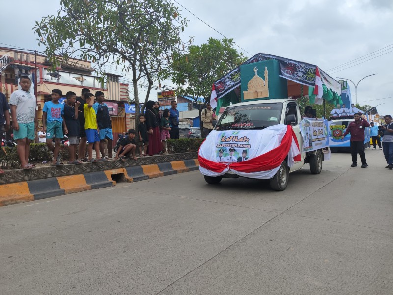 Rombongan Kafilah Kabupaten Paser Ikuti Pawai Ta'aruf MTQ Ke-45 Kaltim 