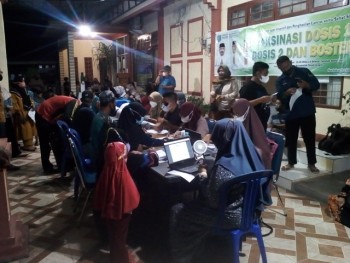 Malam Pertama Vaksinasi di Halaman Kantor Kecamatan,  Diserbu Warga