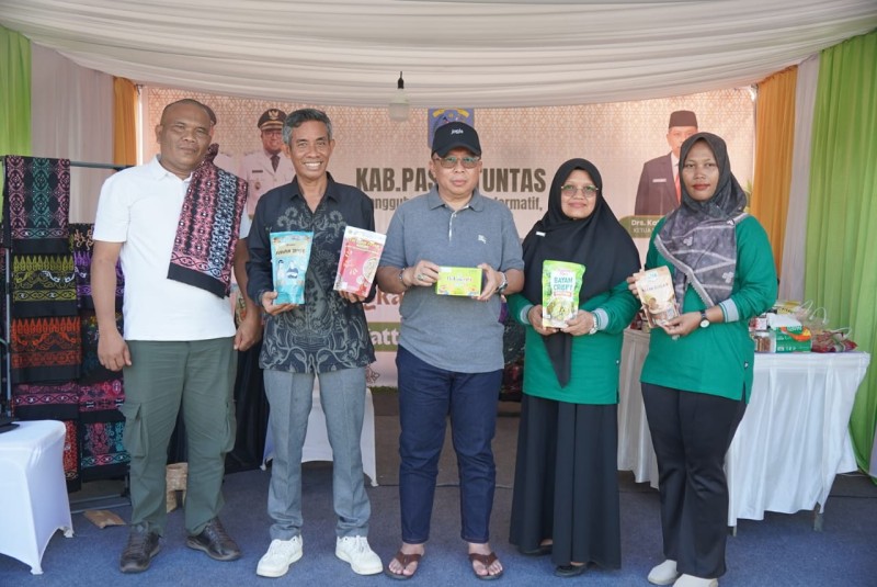 Kunjungi Stand Kabupaten Paser pada MTQ Ke-45 Kaltim, Asisten Pemkes Dapat Pengalaman Baru Untuk Mengembangkan Sektor UMKM Paser 