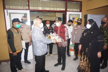 Kunjungi Posko Banjir, Gubernur Serahkan Bantuan & Apresiasi  Bupati -Wabup