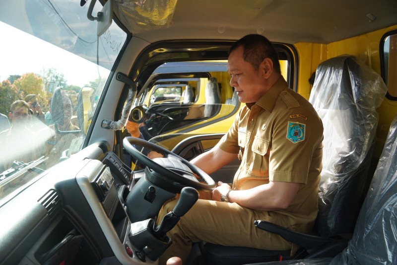 Fahmi  Serahkan 5 Unit Dump Truck Untuk Percepatan Penguatan Pemeliharaan Jalan di Kecamatan
