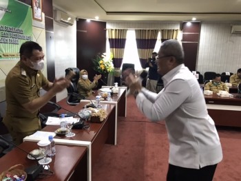 Bupati  Fahmi Terima Cokelat  dari Kepala BPKP Supriyadi