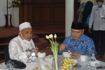 Bupati Fahmi Terima Kunjungan Silaturahmi KH Idris Hamid