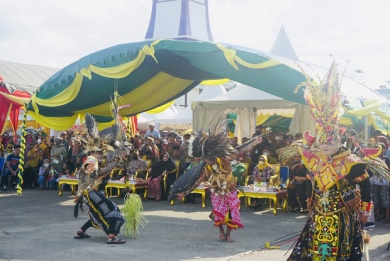 Disaksikan Wabup Masitah, Festival Karnaval Batik Paser Berlangsung Meriah