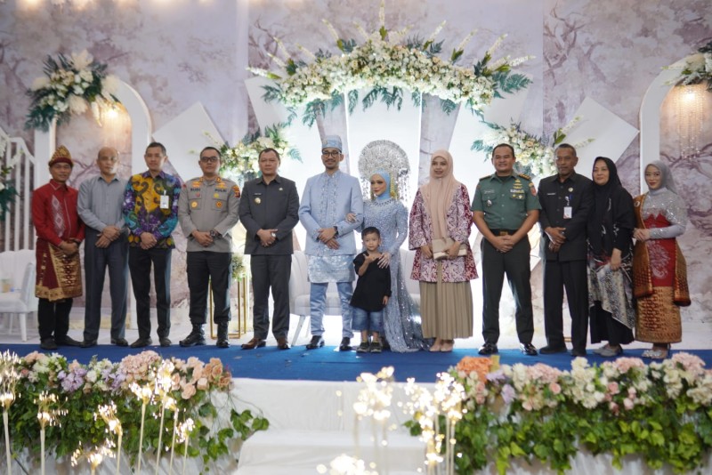 Bupati Hadiri Resepsi Pernikahan Putri Dari Kasatpol PP