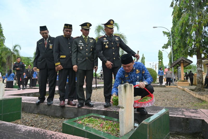 Bupati Beserta Forkopimda Lakukan Prosesi Tabur Bunga di Taman Makam Pahlawan