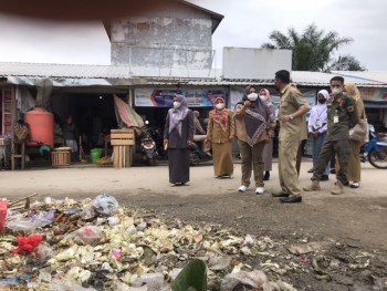 Pengelolaan Sampah di Pasar Penyembolum Dikeluhkan Wabup