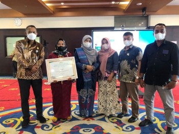  Rehabilitasi & Kreativitas Mangrove,  Ibu Daipah Diganjar Penghargaan   OASE-KIM dari Ibu Negara