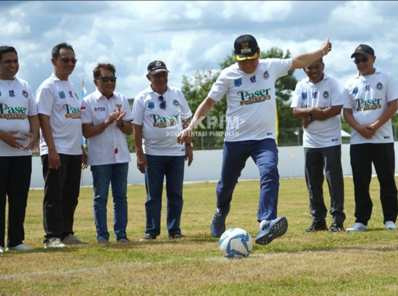 Tendangan Pertama Bupati Fahmi Buka Soeratin Cup U-13 Dan U-15