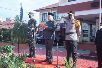 Bupati Fahmi Bacakan Sambutan Kapolri Apel Gelar Pasukan Operasi Ketupat 2022