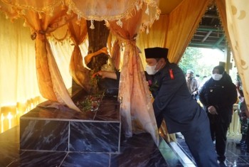 Bupati Fahmi, Wabup Masitah & Forkopimda Ziarah Kemakam Kesultanan Raja Paser