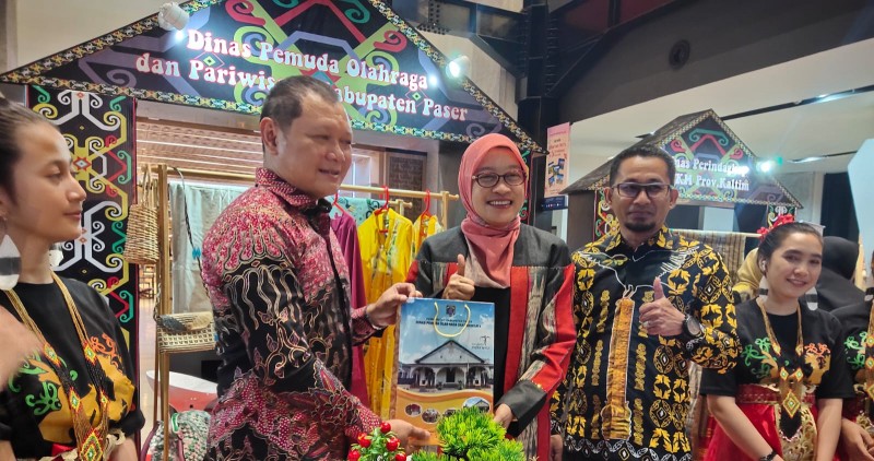 Bupati  Kunjungi Stand Paser Exhibition 2023, Batik Paser dan Madu Asli Paser Jadi Primadona Pengunjung