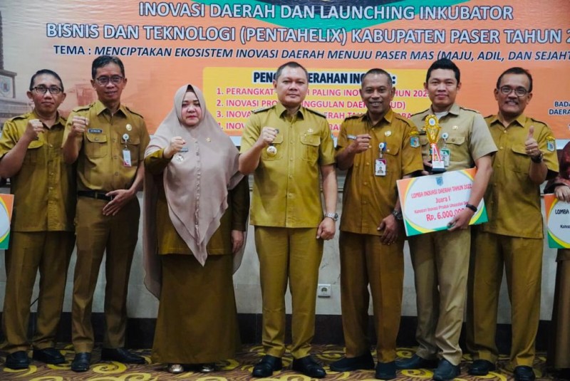 Bupati Fahmi Serahkan Penghargaan Inovasi Daerah 2022