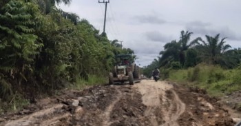 Desa dan Perusahaan Bersatu Perbaiki Jalan