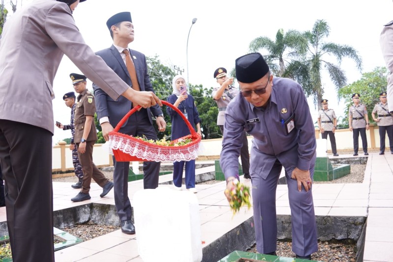 Asisten Pemkes Hadiri Upacara Ziarah Taman Makam Pahlawan Sebagai Rangkaian  HUT Bhayangkara KE -78