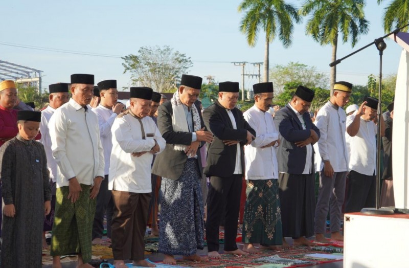Bupati Fahmi Sholat Idul Adha  Bersama Masyarakat