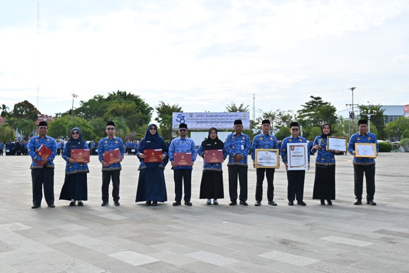 Sekda Serahkan Satya Lencana dan Sejumlah Penghargaan pada Upacara HUT Korpri ke 53