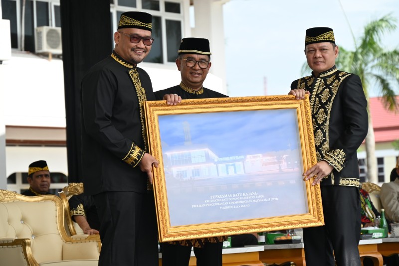 Berbagai  Penghargaan Diberikan Dalam Upacara Peringatan Hari Jadi Ke 65 Tahun Kabupaten Paser