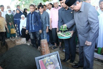 Ratusan Warga Hantarkan Almarhum  HM Mardikansyah