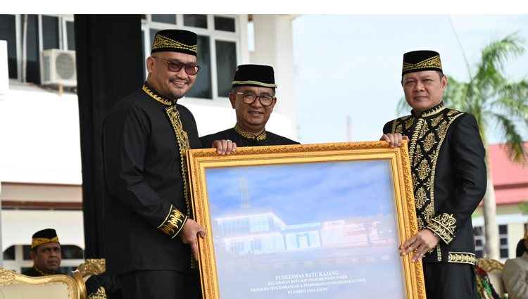 Berbagai  Penghargaan Diberikan Dalam Upacara Peringatan Hari Jadi Ke 65 Tahun Kabupaten Paser